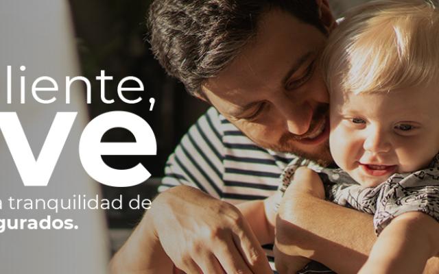 Papá abrazando a su hijo pequeño