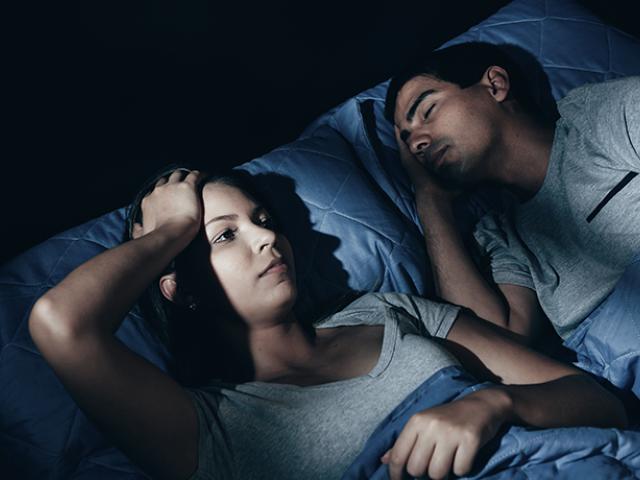 Mujer con insomnio